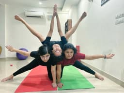 The Holistic Vibes - Manisha Pandey